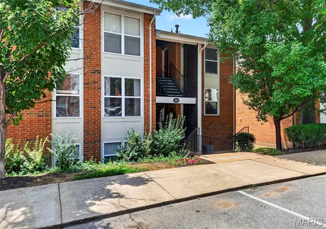 1st image of 1960 Greenglen Dr #304, Saint Louis, MO 63122 | MLS# MIS26047115
