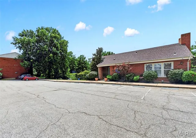 2nd image of 1960 Greenglen Dr, Saint Louis, MO 63122