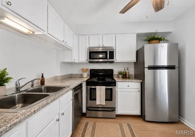 3rd image of 1960 Greenglen Dr, St. Louis, MO 63122