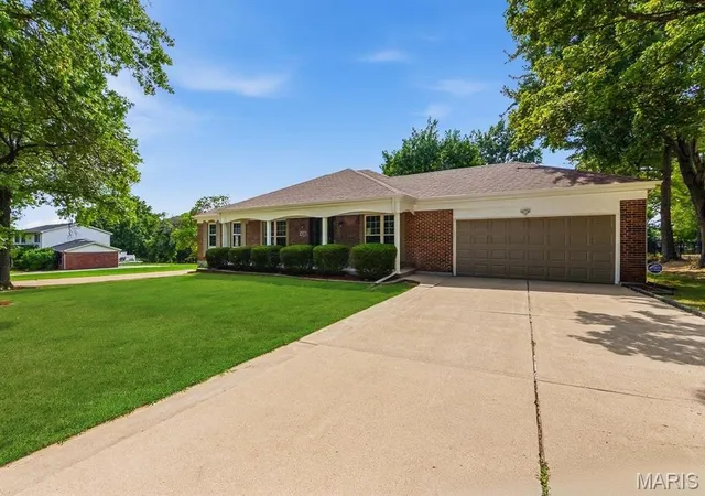 Photo 2 of Sale Pending at 541 Princeway Ct, Manchester, MO 63011 | MLS# MIS26047119 | Listing updated on 2026-08-28