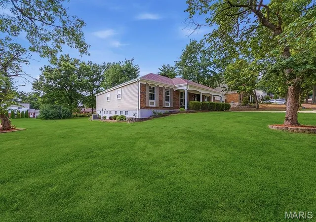 Photo 3 of Sale Pending at 541 Princeway Ct, Manchester, MO 63011 | MLS# MIS26047119 | Listing updated on 2026-08-28