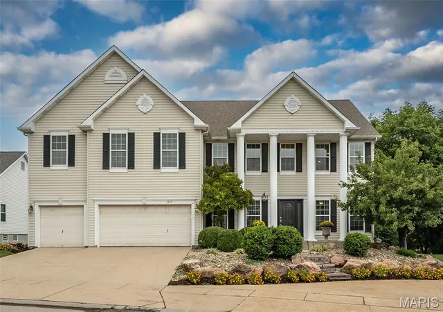 Single family home for sale at 1517 Indian Hl Ln, Ballwin, MO 63021 | MLS# MIS26047122