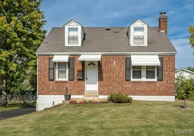 Photo 1 of Sale Pending at 2737 Granda Dr, Saint Louis, MO 63125 | MLS# MIS26047132 | Listing updated on 2026-10-06