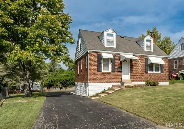 Photo 3 of Sale Pending at 2737 Granda Dr, Saint Louis, MO 63125 | MLS# MIS26047132 | Listing updated on 2026-10-06