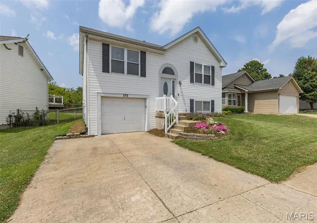 Photo 2 of Sale Pending at 171 Kunze Dr, Saint Charles, MO 63303 | MLS# MIS26047133 | Listing updated on 2026-08-31