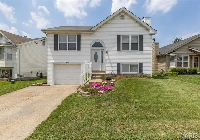 Photo 3 of Sale Pending at 171 Kunze Dr, Saint Charles, MO 63303 | MLS# MIS26047133 | Listing updated on 2026-08-31