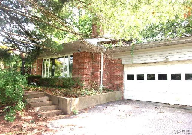 Photo 1 of Sale Pending at 8 Price Meadows Dr, Saint Louis, MO 63132 | MLS# MIS26047135 | Listing updated on 2026-07-29