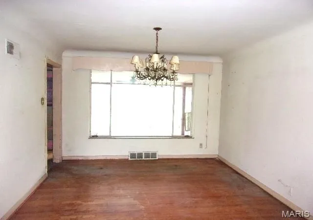Photo 2 of Sale Pending at 8 Price Meadows Dr, Saint Louis, MO 63132 | MLS# MIS26047135 | Listing updated on 2026-07-29