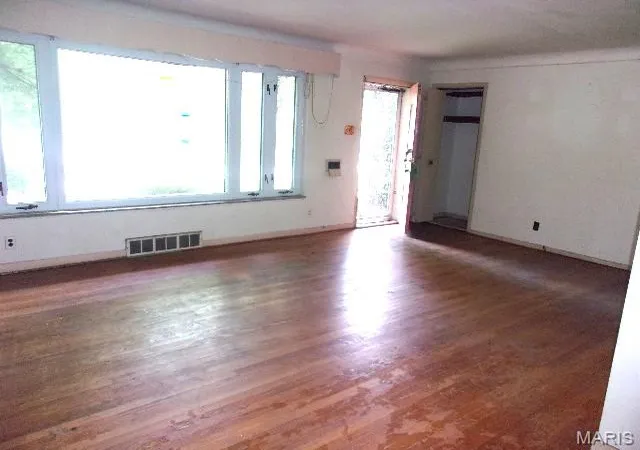 Photo 3 of Sale Pending at 8 Price Meadows Dr, Saint Louis, MO 63132 | MLS# MIS26047135 | Listing updated on 2026-07-29