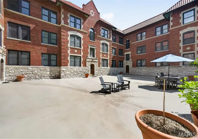 Photo 2 of Condo for sale at 7525 Buckingham Dr #2N, Saint Louis, MO 63105 | MLS# MIS26047140 | Listing updated on 2026-08-10