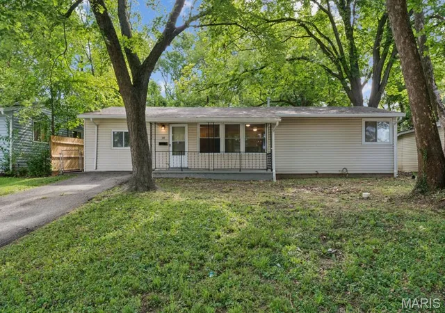 Photo 1 of Sale Pending at 38 Westdell Dr, Saint Louis, MO 63136 | MLS# MIS26047150 | Listing updated on 2026-10-22