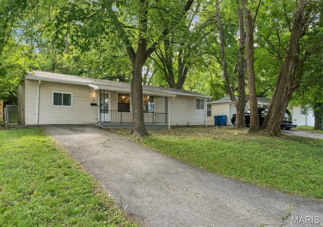 Photo 2 of Sale Pending at 38 Westdell Dr, Saint Louis, MO 63136 | MLS# MIS26047150 | Listing updated on 2026-10-22