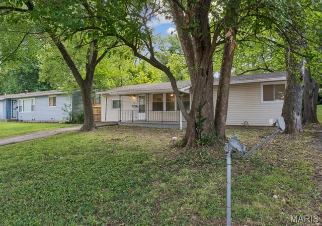 Photo 3 of Sale Pending at 38 Westdell Dr, Saint Louis, MO 63136 | MLS# MIS26047150 | Listing updated on 2026-10-22