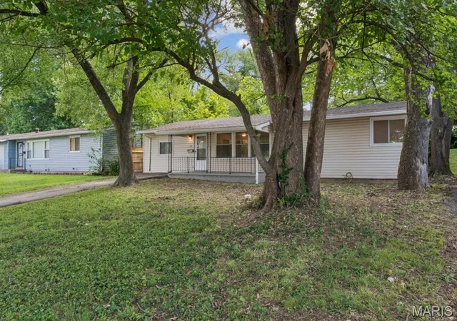 Photo 3 of Sale Pending at 38 Westdell Dr, Saint Louis, MO 63136 | MLS# MIS26047150 | Listing updated on 2026-10-22