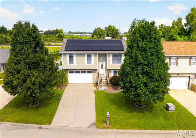 Photo 2 of Sale Pending at 409 Wilson Park Ln, Granite City, IL 62040 | MLS# MIS26047160 | Listing updated on 2026-08-31