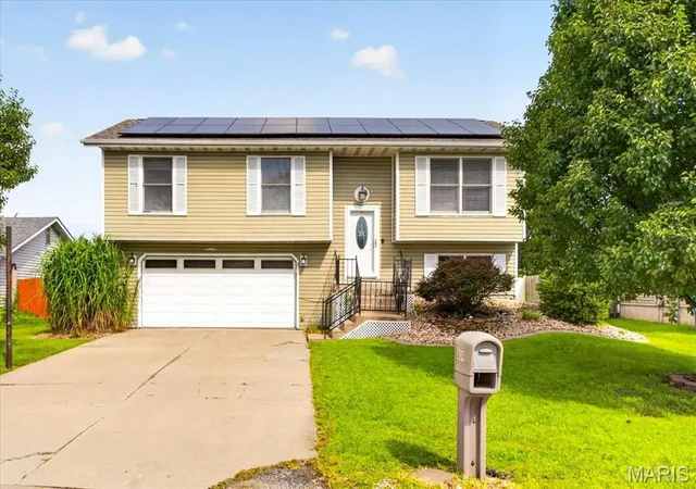 Photo 2 of Sale Pending at 409 Wilson Park Ln, Granite City, IL 62040 | MLS# MIS26047160 | Listing updated on 2026-08-31