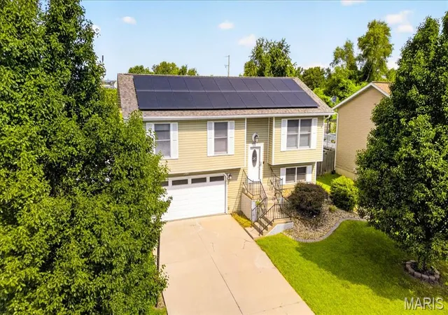 Photo 3 of Sale Pending at 409 Wilson Park Ln, Granite City, IL 62040 | MLS# MIS26047160 | Listing updated on 2026-08-31
