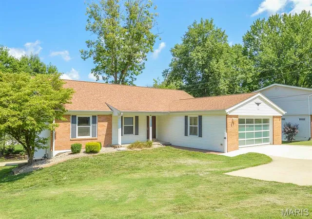 Photo 2 of Sale Pending at 1011 Belleville St, Lebanon, IL 62254 | MLS# MIS26047161 | Listing updated on 2026-08-14