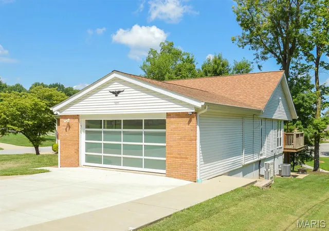 Photo 3 of Sale Pending at 1011 Belleville St, Lebanon, IL 62254 | MLS# MIS26047161 | Listing updated on 2026-08-14