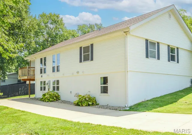 Photo 4 of Sale Pending at 1011 Belleville St, Lebanon, IL 62254 | MLS# MIS26047161 | Listing updated on 2026-08-14