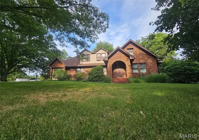 Photo 1 of Sale Pending at 220 S 9th St, East Alton, IL 62024 | MLS# MIS26047165 | Listing updated on 2026-08-16