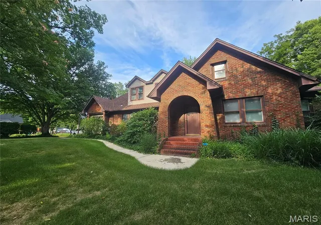 Photo 2 of Sale Pending at 220 S 9th St, East Alton, IL 62024 | MLS# MIS26047165 | Listing updated on 2026-08-16
