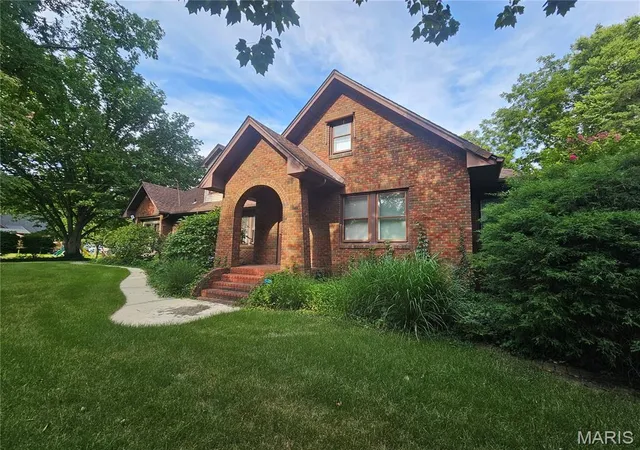 Photo 2 of Sale Pending at 220 S 9Th St, East Alton, IL 62024 | MLS# MIS26047165 | Listing updated on 2026-08-16