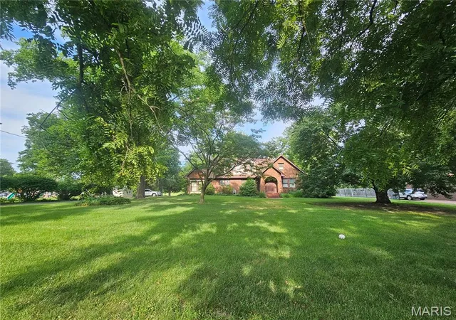 Photo 3 of Sale Pending at 220 S 9Th St, East Alton, IL 62024 | MLS# MIS26047165 | Listing updated on 2026-08-16