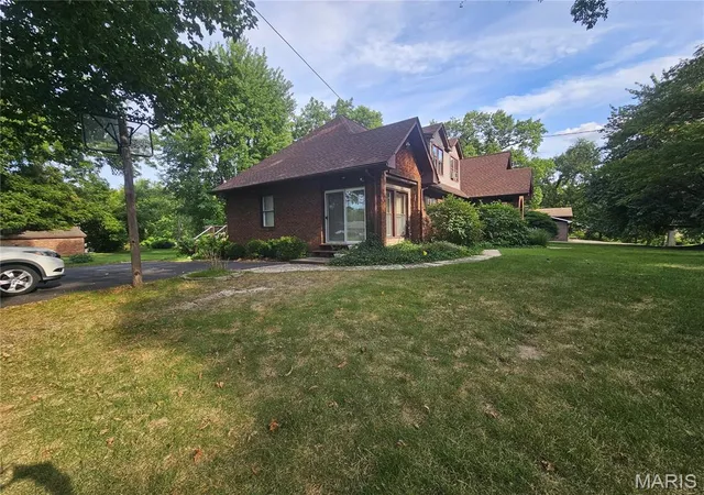 Photo 4 of Sale Pending at 220 S 9Th St, East Alton, IL 62024 | MLS# MIS26047165 | Listing updated on 2026-08-16