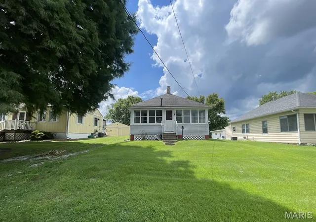 2nd image of 1028 Bell Pl, Hillsboro, IL 62049 | MLS# MIS26047170
