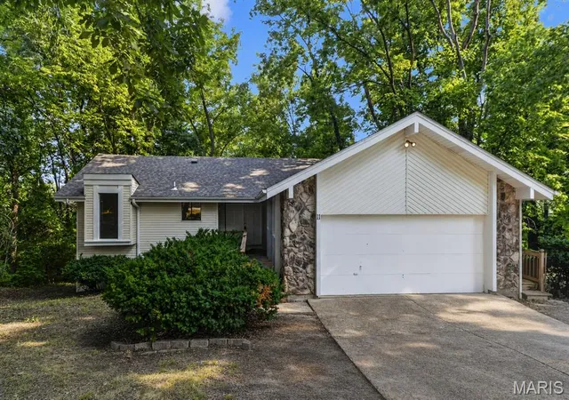 Photo 1 of Sale Pending at 11 Cadillac Ct, Lake Saint Louis, MO 63367 | MLS# MIS26047187 | Listing updated on 2026-09-16