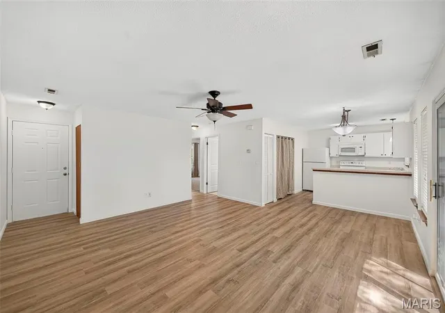 Listing Photo 3 - Condo for sale in building located at 1044 Sugar Creek Ct, St Peters, MO 63376 - Unit #5