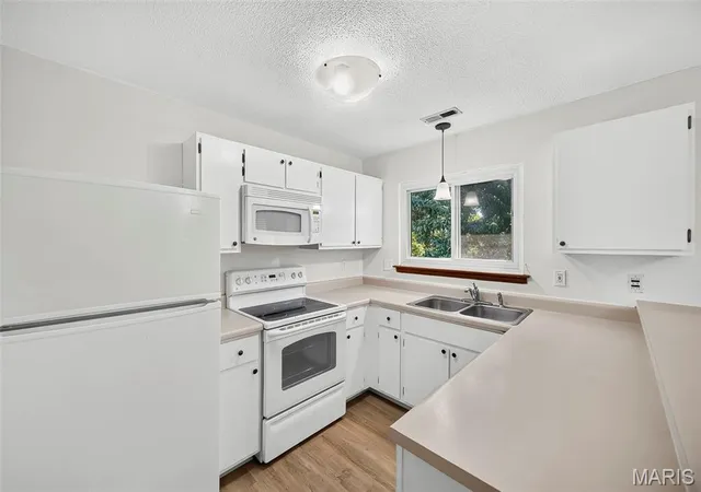 Listing Photo 4 - Condo for sale in building located at 1044 Sugar Creek Ct, St Peters, MO 63376 - Unit #5