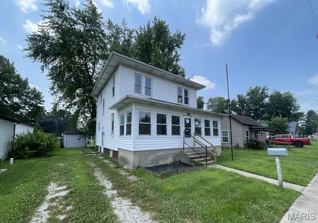 Photo 2 of Single family home for sale at 504 E Walnut St, Gillespie, IL 62033 | MLS# MIS26047275 | Listing updated on 2026-08-26