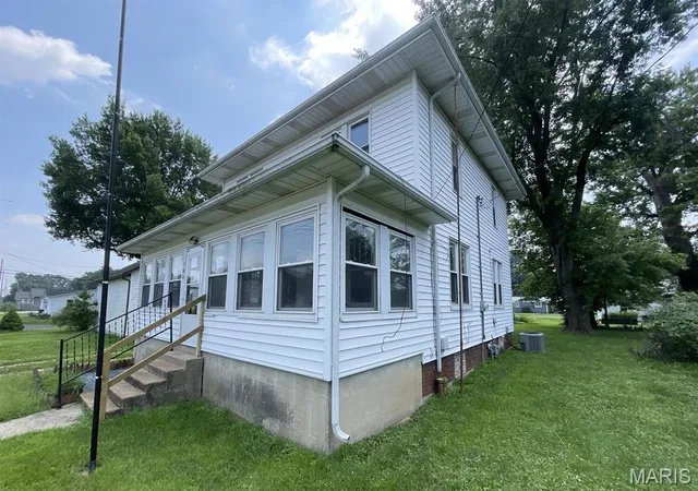 Photo 2 of Single family home for sale at 504 E Walnut St, Gillespie, IL 62033 | MLS# MIS26047275 | Listing updated on 2026-08-26
