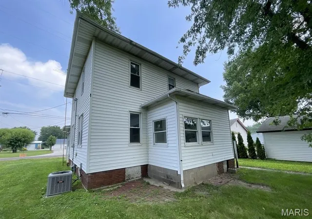Photo 3 of Single family home for sale at 504 E Walnut St, Gillespie, IL 62033 | MLS# MIS26047275 | Listing updated on 2026-08-26