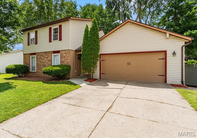 4th image of 320 Fieldcrest Dr, Belleville, IL 62226 | MLS# MIS26047307