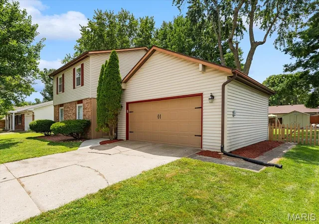 5th image of 320 Fieldcrest Dr, Belleville, IL 62226 | MLS# MIS26047307