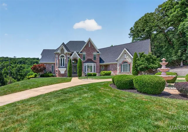 Photo 2 of Sale Pending at 5 Kehrs Mill Glen Ct, Chesterfield, MO 63005 | MLS# MIS26047312 | Listing updated on 2026-08-10