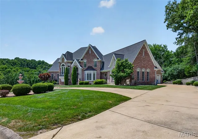 Photo 3 of Sale Pending at 5 Kehrs Mill Glen Ct, Chesterfield, MO 63005 | MLS# MIS26047312 | Listing updated on 2026-08-10