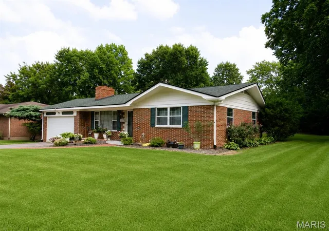 Photo 2 of Sale Pending at 414 Brittany Ln, Belleville, IL 62223 | MLS# MIS26047342 | Listing updated on 2026-08-31
