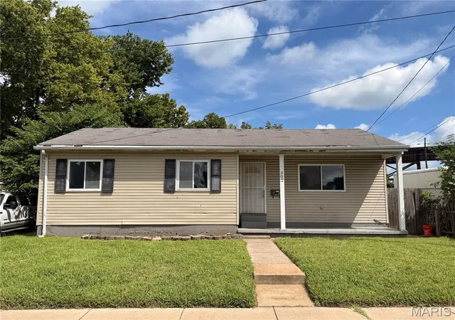 Photo 1 of Single family home for sale at 302 Barthel Ave, Saint Charles, MO 63301 | MLS# MIS26047347 | Listing updated on 2026-09-08