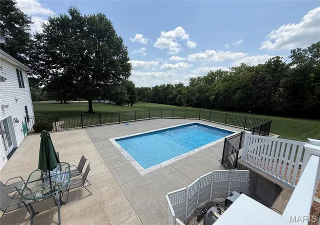 2nd image of 208 Pennant Dr, Washington, MO 63090 | MLS# MIS26047356