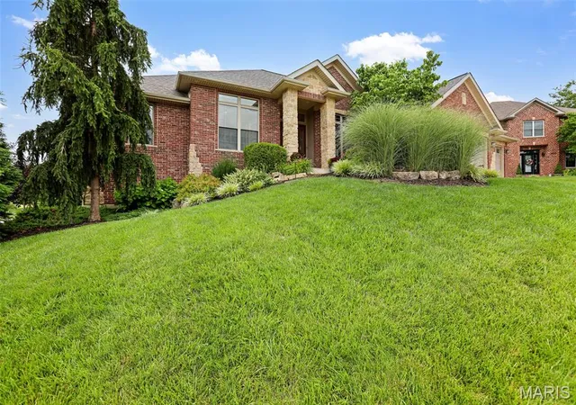 Photo 3 of Sale Pending at 2334 Silver Crest Ct, Washington, MO 63090 | MLS# MIS26047358 | Listing updated on 2026-07-27
