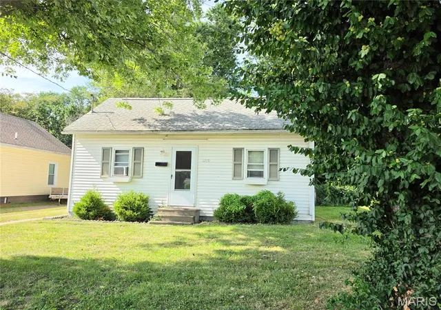 1st image of 1219 School St, Hillsboro, IL 62049 | MLS# MIS26047391