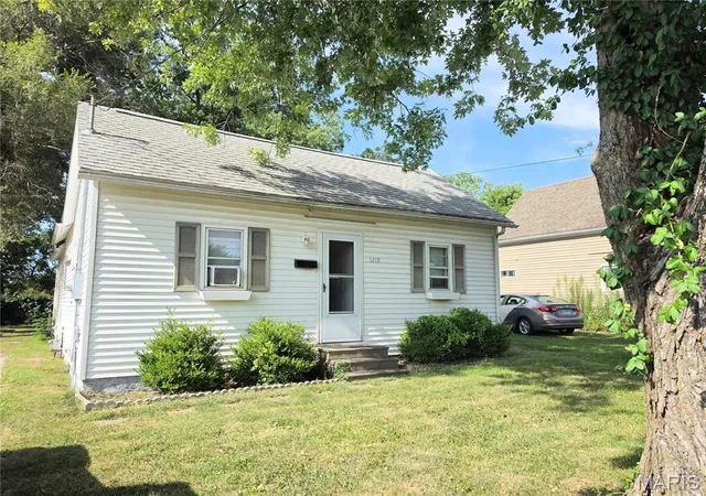 2nd image of 1219 School St, Hillsboro, IL 62049 | MLS# MIS26047391