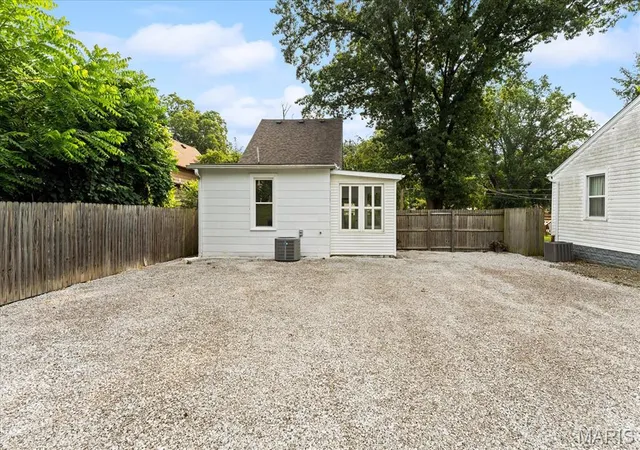 2nd image of 223 N 8th St, Belleville, IL 62220 | MLS# MIS26047419