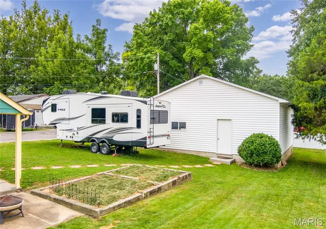 Photo 3 of Sale Pending at 417 Saint Paul St, Columbia, IL 62236 | MLS# MIS26047434 | Listing updated on 2026-08-19