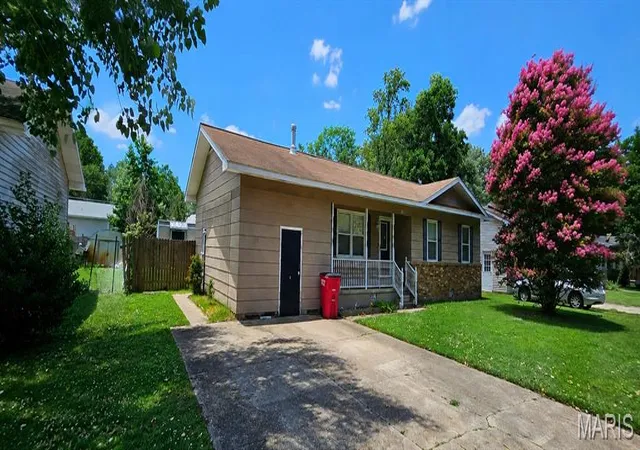 2nd image of 319 Crowe St, Sikeston, MO 63801 | MLS# MIS26047440