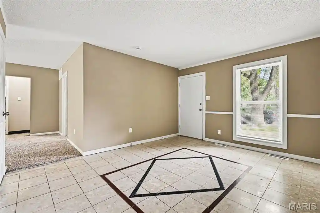 Photo 3 of Single family home for sale at 6692 Lesli Mari Ct, Florissant, MO 63033 | MLS# MIS26047442 | Listing updated on 2026-10-15